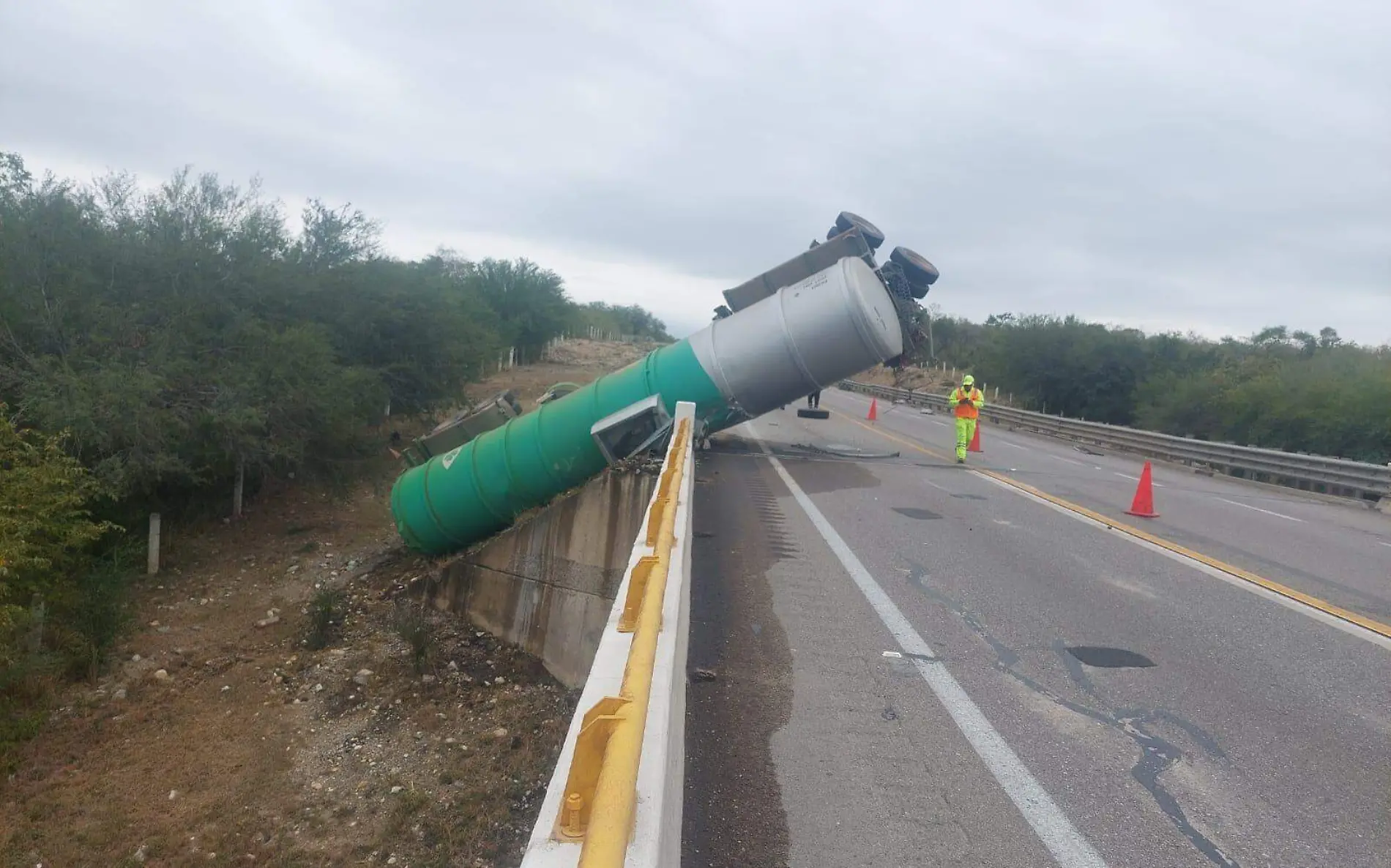 Vuelca pipa que transportaba gasolina SSP (4)